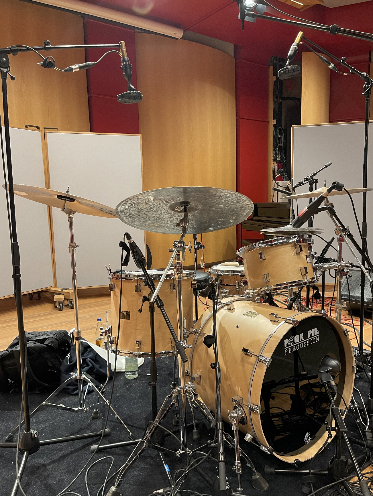 Drumset mit Mikrofonierung im Aufnahmeraum